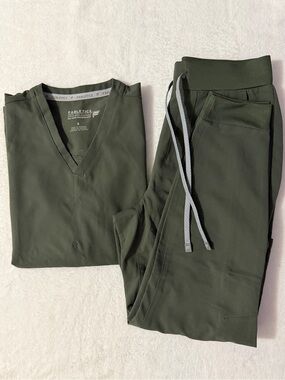 Fabletics scrubs set in color Bonsai
